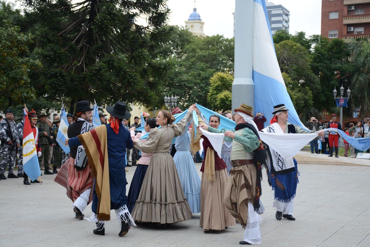 Desde temprano, comenzaron los bailes tradicionales, con la presencia de la banda militar del Liceo General Belgrano.
