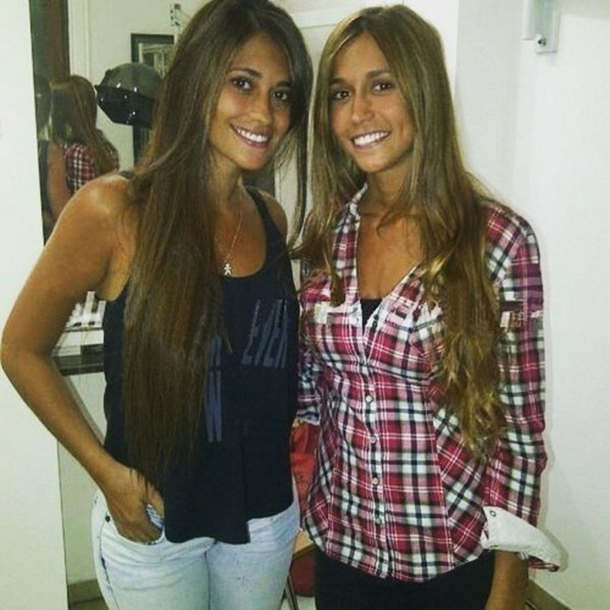 Antonela Roccuzzo con su hermana menor, Carla Roccuzzo. Antonela Roccuzzo con su hermana menor, Carla Roccuzzo.