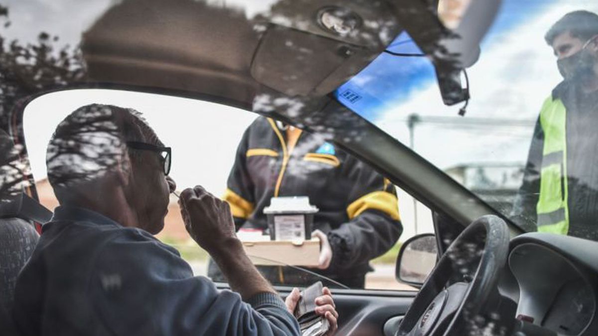 Control de temperatura corporal y testeo de olfato forman parte de las inspecciones que lleva adelante la Municipalidad de Santa Fe.&nbsp;