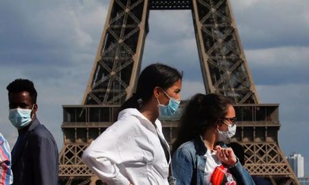 París entrará en estado de alerta máxima este lunes por los aumentos de casos de coronavirus. París entrará en estado de alerta máxima este lunes por los aumentos de casos de coronavirus.