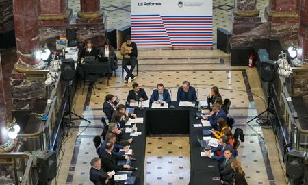 En Rosario está reunida la comisión redactora para dar forma final a las reformas incorporadas a la Carta Magna. En Rosario está reunida la comisión redactora para dar forma final a las reformas incorporadas a la Carta Magna.