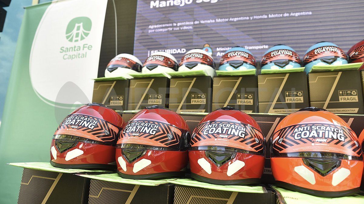 Se entregaron cascos a trabajadores del Cullen que se movilizan en motos.