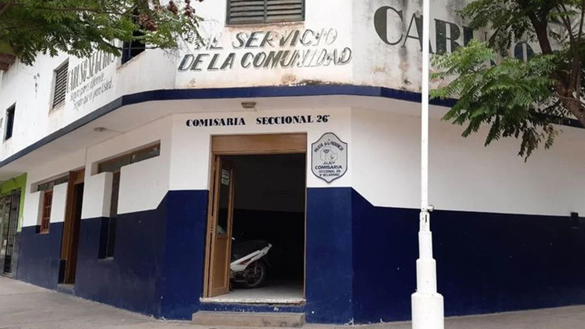 Personal de la Seccional N°26 de San Pedro de Jujuy, que se encontraba a pocos metros del domicilio, le brindó asistencia a la mamá de la criatura (Foto/https://www.eltribuno.com/)