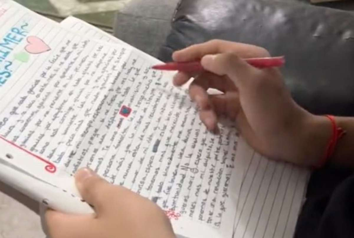 Una usuaria de Twitter compartió el video de su novio corrigiéndole los errores de ortografía de la carta que le regaló.