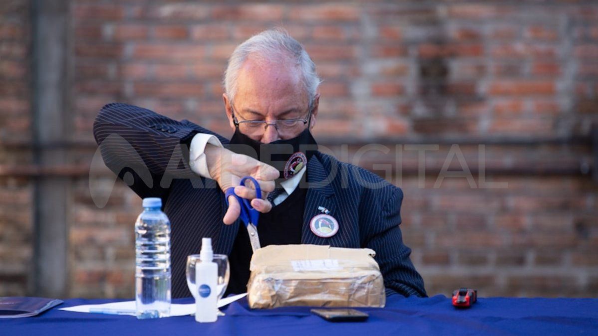 El director del Code, Jorge Coghlan, abriendo los sobres de licitación para las obras del planetario.