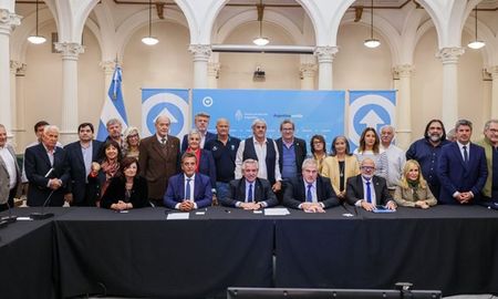 Este viernes se acordó un incremento del 33,5 por ciento en la paritaria nacional docente. Este viernes se acordó un incremento del 33,5 por ciento en la paritaria nacional docente.
