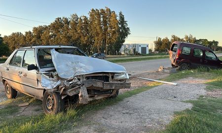 Un Renault 9 impactó de atrás a una Kangoo este martes en el norte de la ciudad de Santa Fe. Un Renault 9 impactó de atrás a una Kangoo este martes en el norte de la ciudad de Santa Fe.