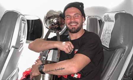 Ignacio Chicco abraza la copa que Colón recibió al salir campeón de la LPF el último 4 de junio. Ignacio Chicco abraza la copa que Colón recibió al salir campeón de la LPF el último 4 de junio.