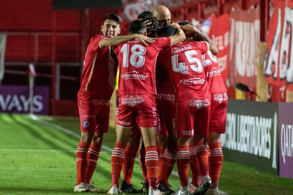 El Bicho ganó sobre el final y aseguró el primer puesto de su grupo en la Copa Libertadores.