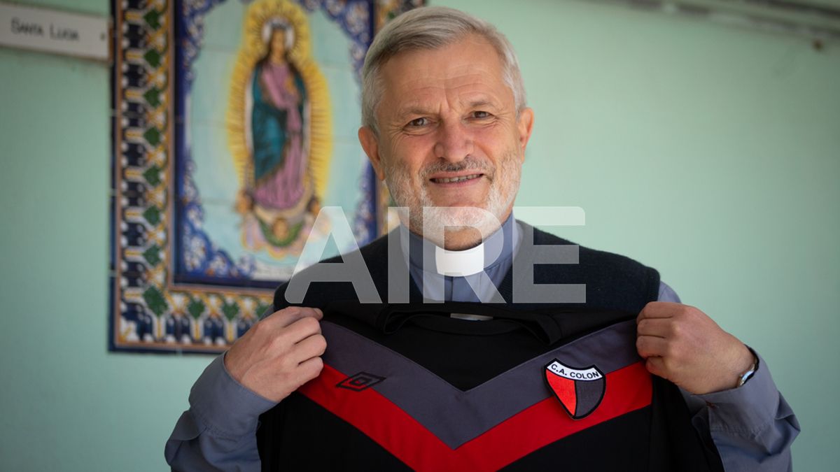 El padre Axel Arguinchona combina fútbol y religión convirtiéndose en uno de los símbolos del pueblo sabalero.