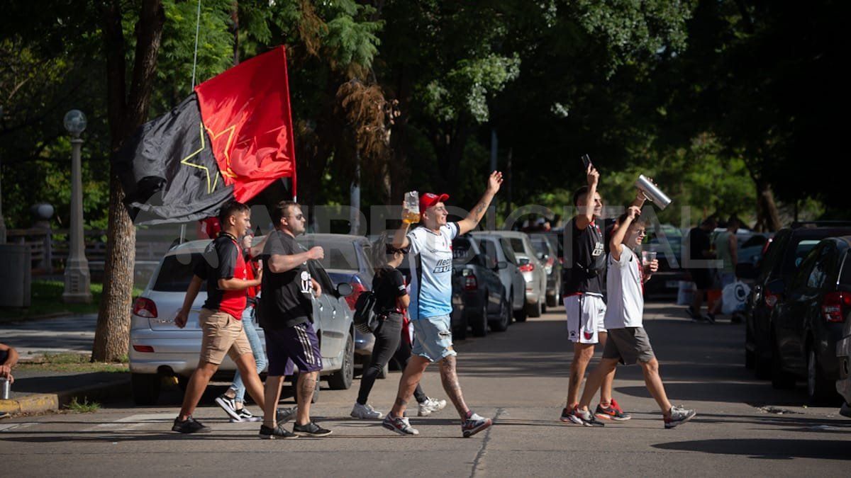 Con banderas y la camiseta bien puesta, los colonistas se reunieron desde temprano en el sur de la ciudad.