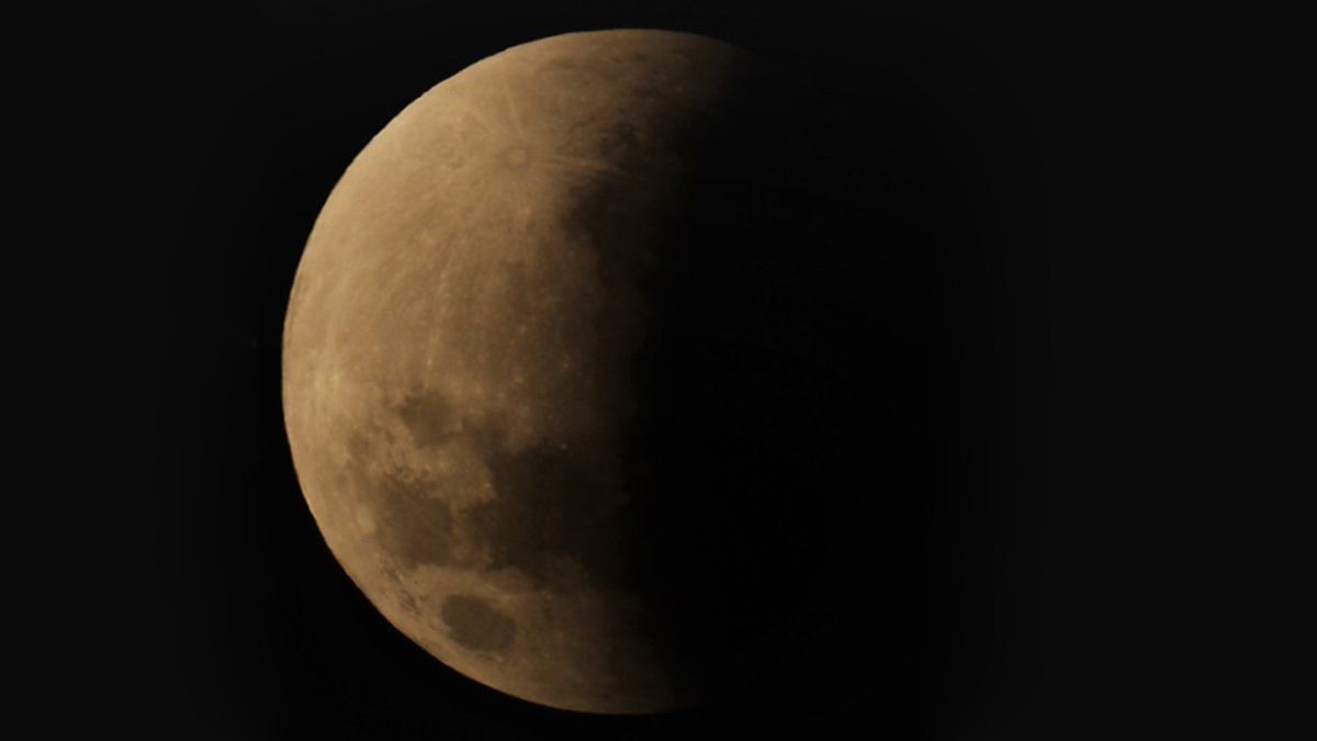 Eclipse parcial de luna desde la ciudad de Santa Fe. 19-11-2021. Hora: 04:50.