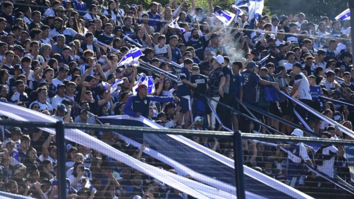 Un hincha de Gimnasia, de 35 a&ntilde;os, se cay&oacute; de la tribuna minutos antes de comenzar el partido en el Bosque.