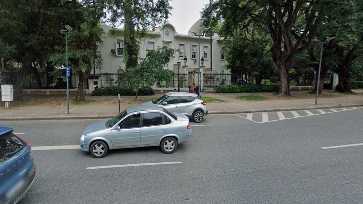 Apareció en la puerta de un canal de televisión de Rosario una bandera con un mensaje intimidante entre bandas.
