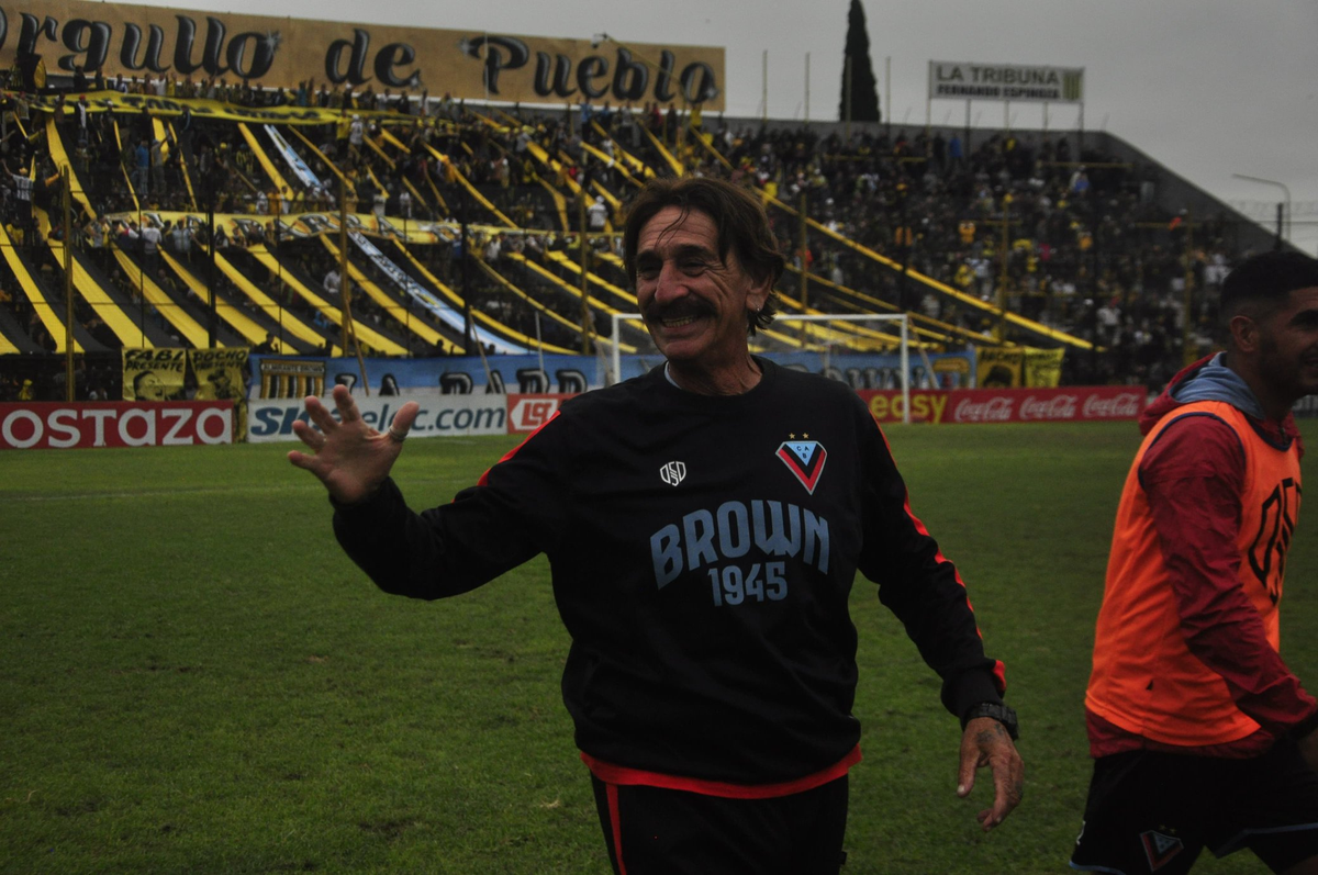 Pablo Vicó, entrenador de Brown de Adrogué, el próximo rival de Colón. Pablo Vicó, entrenador de Brown de Adrogué, el próximo rival de Colón.