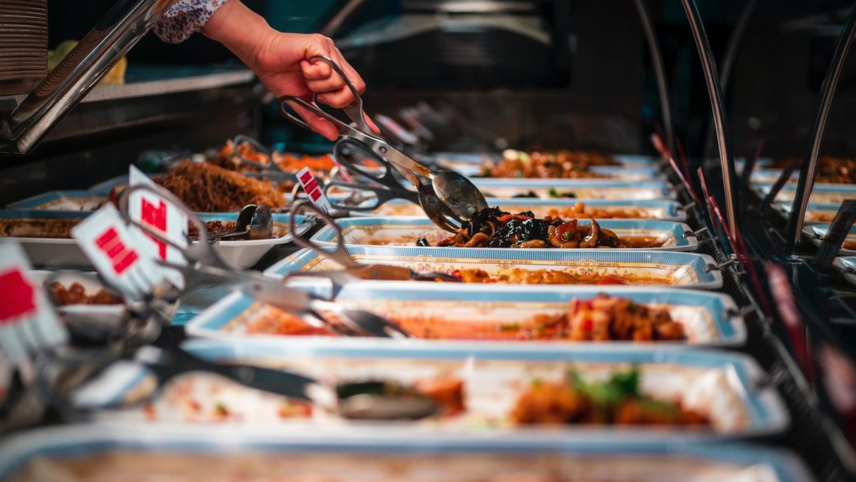 "Cada vez que viene aqu&iacute;, pierdo unos cientos de yuanes", explic&oacute; el due&ntilde;o del restaurante. &nbsp;