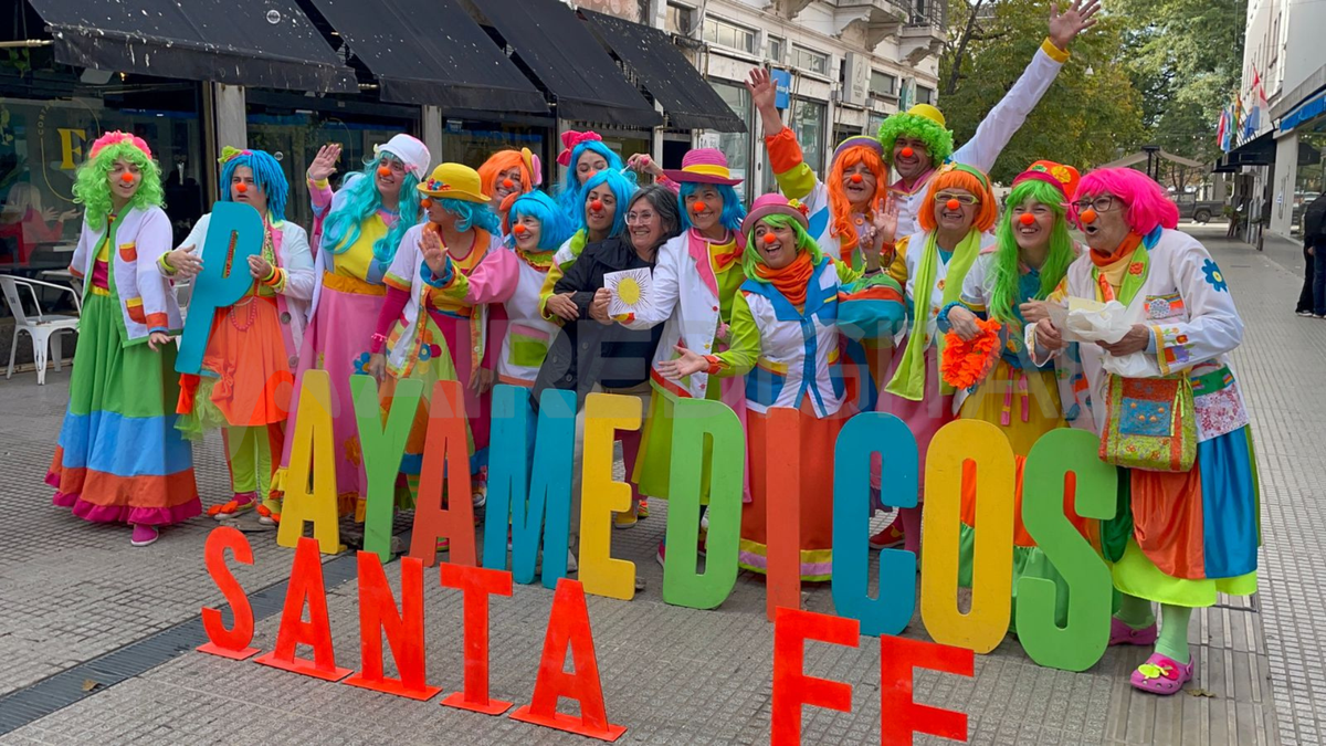 Los paya médicos llevaron color a la peatonal santafesina. Los paya médicos llevaron color a la peatonal santafesina.