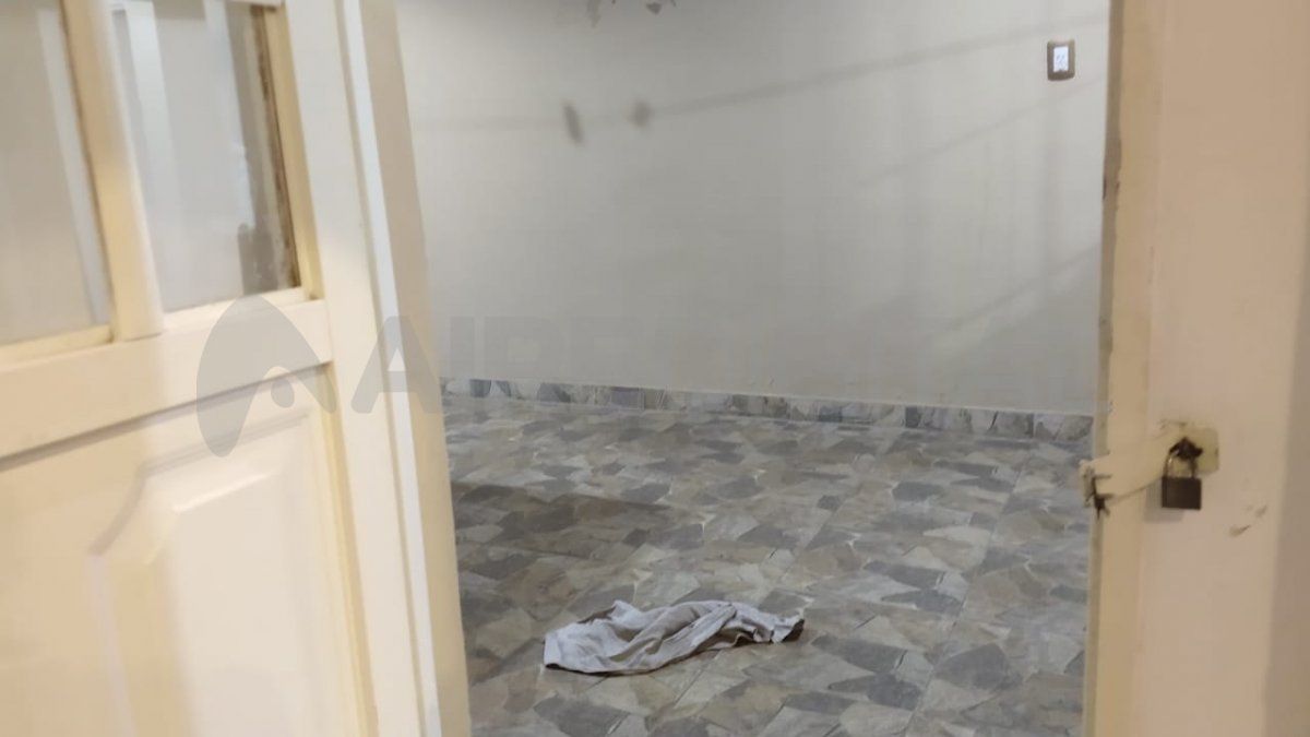 Los malvivientes violentaron la puerta trasera para ingresar a la casa.