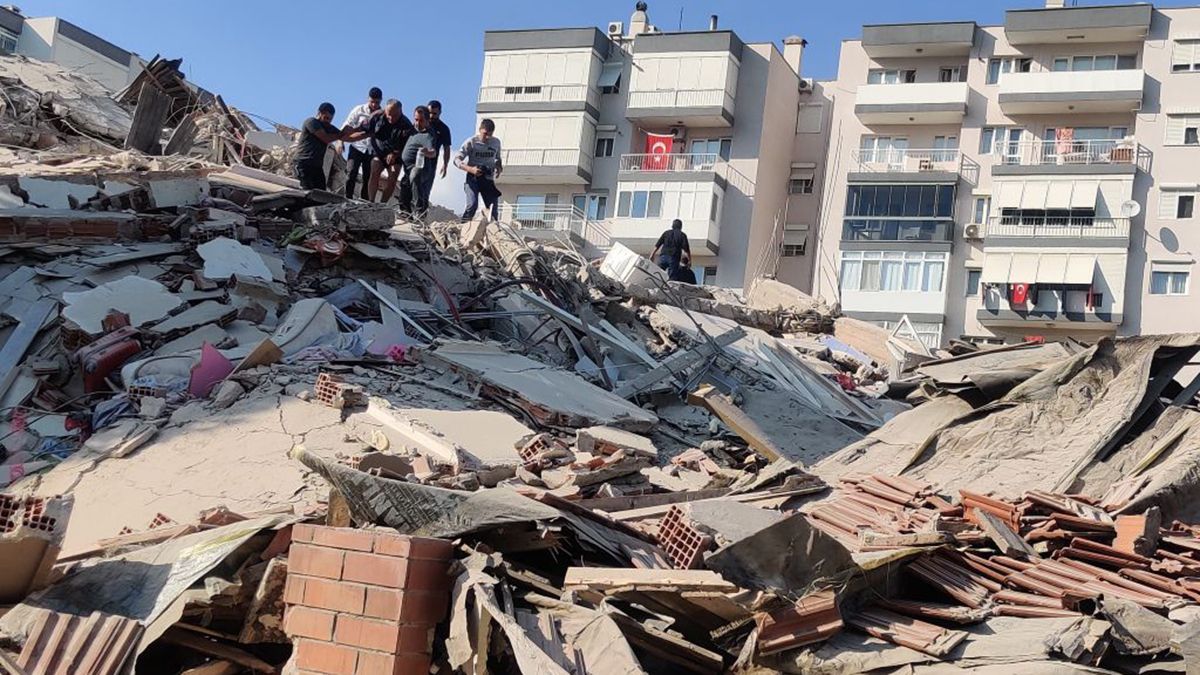 Hay edificios derrumbados y casas agrietadas.