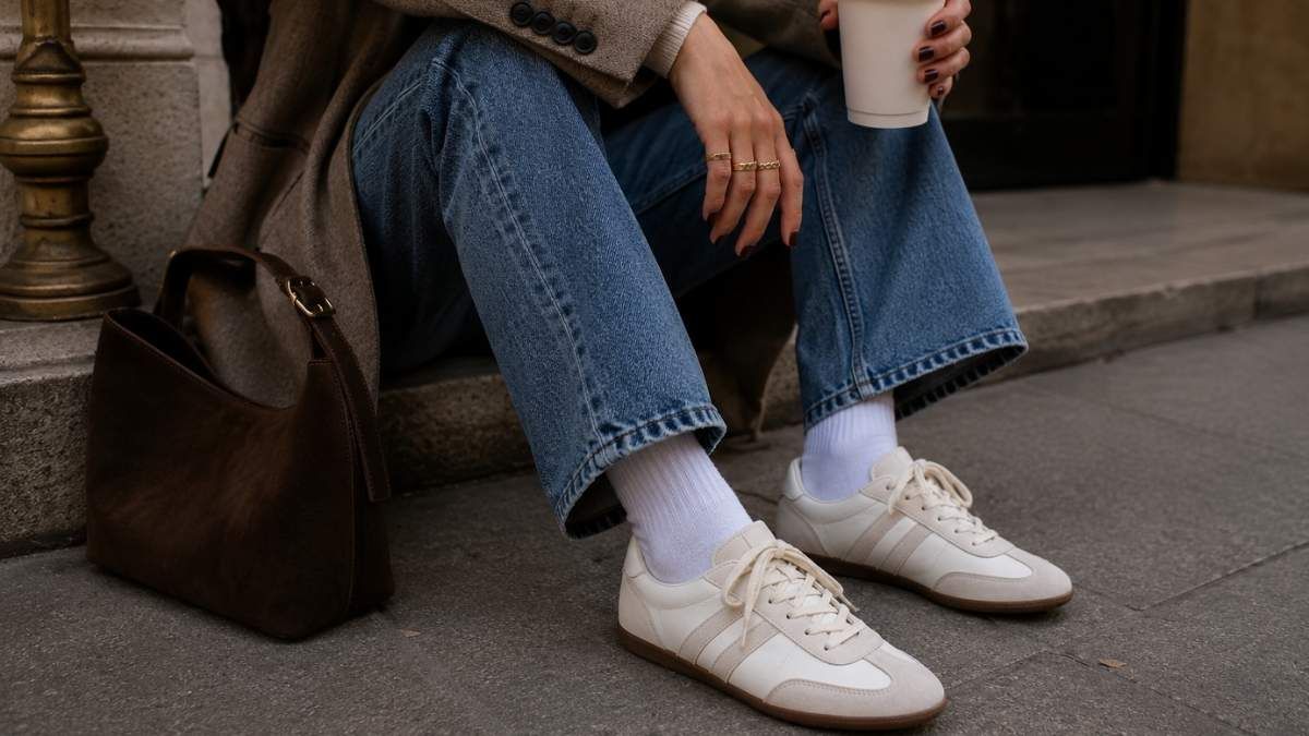 Las zapatillas de perfil bajo y estética retro reemplazan a las chunky sneakers este invierno 2026.