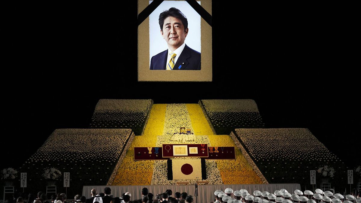 Miles de japoneses y dignatarios extranjeros rindieron homenaje este martes al asesinado ex primer ministro japonés Shinzo Abe.