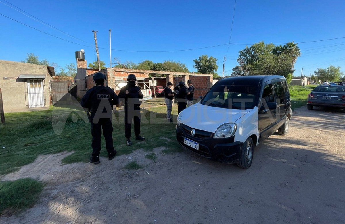 Los investigadores en una de las casas que fueron allanadas. Los investigadores en una de las casas que fueron allanadas.