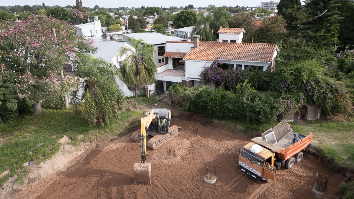 Así se trabaja en el predio junto a la casa en Santo Tomé, que será derribada en su totalidad para dar paso a la base en Santo Tomé del Nuevo Puente Carretero. Así se trabaja en el predio junto a la casa en Santo Tomé, que será derribada en su totalidad para dar paso a la base en Santo Tomé del Nuevo Puente Carretero.