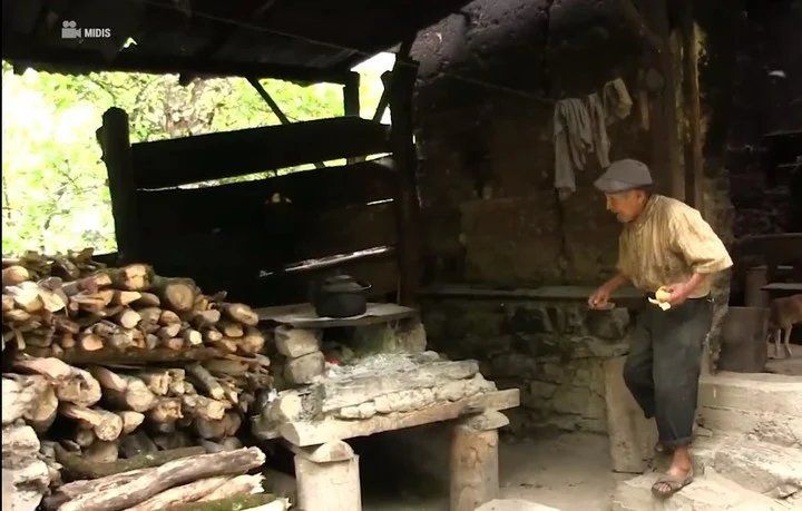 Se alimenta con lo que él mismo siembra. Foto: Captura TV