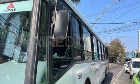 Así quedó el colectivo tras el piedrazo que impactó en la ventanilla del lado del chofer. Así quedó el colectivo tras el piedrazo que impactó en la ventanilla del lado del chofer.