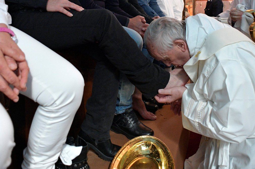 El papa Francisco lavó los pies de doce presos