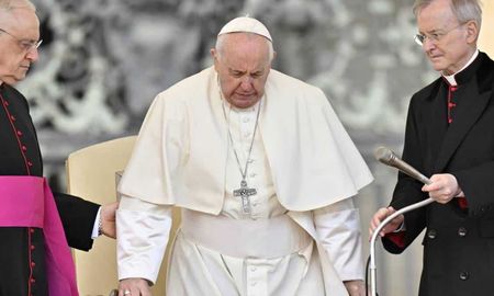 Francisco pasó cinco días en un hospital de Roma a fines de marzo por bronquitis, pero se recuperó rápidamente. Francisco pasó cinco días en un hospital de Roma a fines de marzo por bronquitis, pero se recuperó rápidamente.