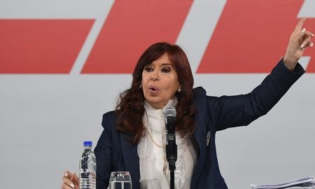 Alrededor de 500 intendentes de todo el país salieron en apoyo de Cristina Fernández de Kirchner ante el juicio que se lleva a cabo en su contra por acusaciones de corrupción en la obra pública. Alrededor de 500 intendentes de todo el país salieron en apoyo de Cristina Fernández de Kirchner ante el juicio que se lleva a cabo en su contra por acusaciones de corrupción en la obra pública.