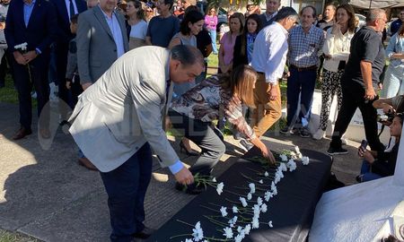 El intendente de Santa Fe, Juan Pablo Poletti, participó este miércoles del acto en homenaje a los caídos en la guerra de Malvinas. El intendente de Santa Fe, Juan Pablo Poletti, participó este miércoles del acto en homenaje a los caídos en la guerra de Malvinas.