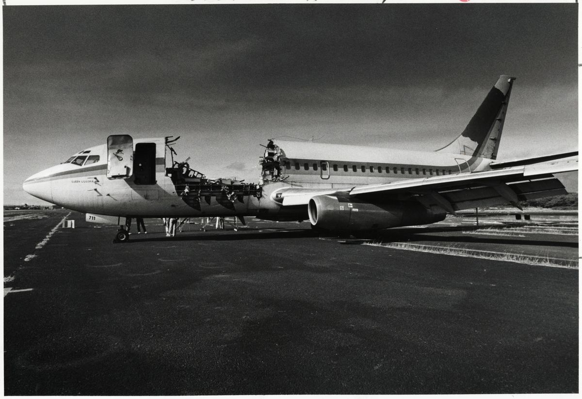 La foto muestra claramente cómo quedó el Boeing 737-200, que sufrió múltiples e irreparables daños en su estructura y que, milagrosamente, no se partió en el aire y pudo aterrizar. La aeronave fue desmantelada en el propio aeropuerto de Kahului y vendida como chatarra. La foto muestra claramente cómo quedó el Boeing 737-200, que sufrió múltiples e irreparables daños en su estructura y que, milagrosamente, no se partió en el aire y pudo aterrizar. La aeronave fue desmantelada en el propio aeropuerto de Kahului y vendida como chatarra.