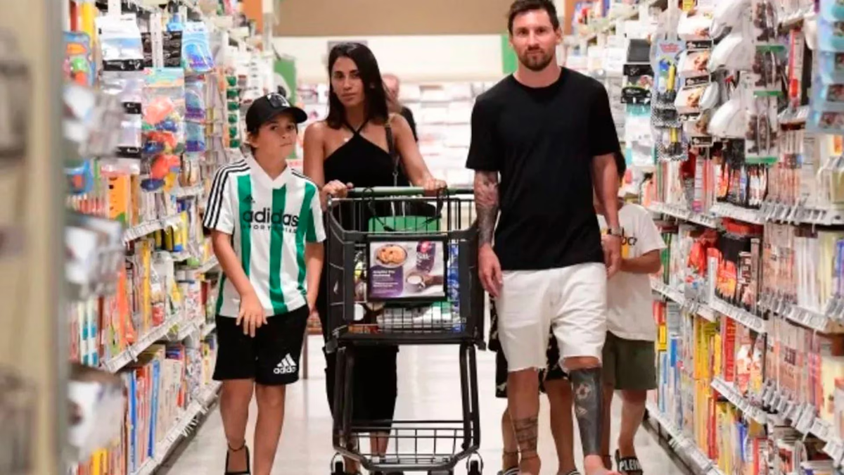 Lionel Messi fue de compras al supermercado y compró como un vecino más.
