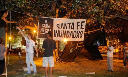 Aire de Santa Fe | Carpa Negra Inundación 2003 Plaza 25 de Mayo.jpg