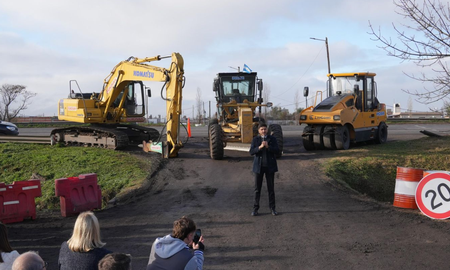 Pullaro firmó el acta para el inicio de las obras de bacheo, sellado de grietas y reposición de luminarias en la Ruta Nacional A012. Pullaro firmó el acta para el inicio de las obras de bacheo, sellado de grietas y reposición de luminarias en la Ruta Nacional A012.