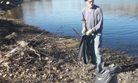 Pidió ayuda a los vecinos para limpiar un lago: nadie se sumó y entonces lo hizo solo