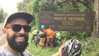Dos jóvenes dejaron todo y viajan en bici por Argentina descubriendo pueblos e historias