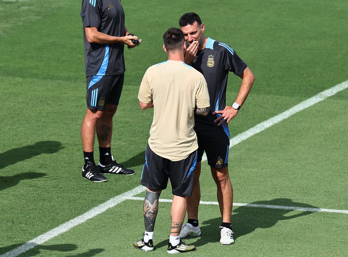 Lionel Scaloni piensa el equipo que saldrá a la cancha para enfrentar a una dura Colombia. Lionel Scaloni piensa el equipo que saldrá a la cancha para enfrentar a una dura Colombia.