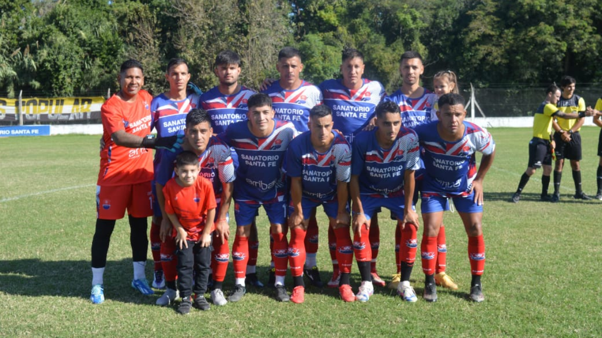 Santa Fe Fútbol le ganó 2 a 1 sobre el final a El Pozo con un gol de tiro libre del arquero Juan José Romero.