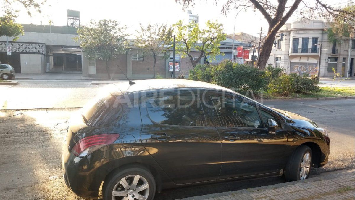 El hombre se trasladó al Hospital Cullen en su propio auto porque no llegaban la ambulancia ni la policía.