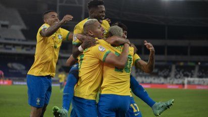 Brasil pasó a semifinales de la Copa América al vencer a Chile con esfuerzo