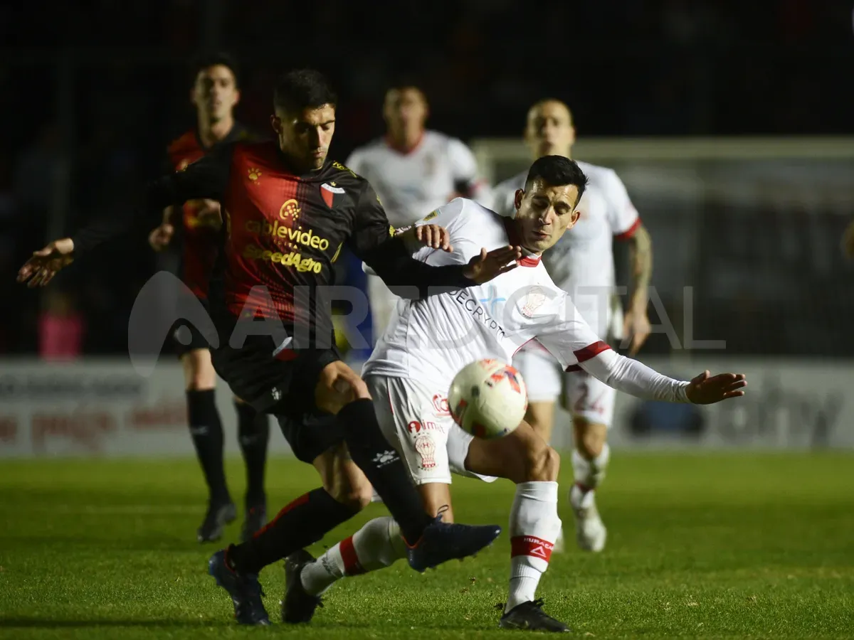 En el partido ante Huracán, la camiseta de Colón tenía los colores en el orden que marca el estatuto.