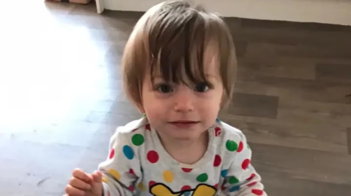 Un niño de dos años murió de hambre tras pasar una semana junto al cadáver de su padre