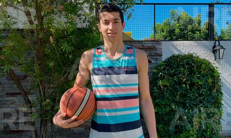 Emiliano Bortolotto tiene 16 años, mide 2 metros, juega al básquet y lo convocaron del club italiano JBC Curtatone. Emiliano Bortolotto tiene 16 años, mide 2 metros, juega al básquet y lo convocaron del club italiano JBC Curtatone.