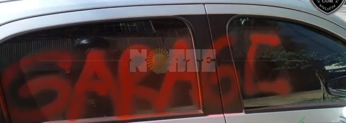 La vecina le pintó la palabra "garage" en varias partes del automóvil (Foto: gentileza Diario Norte).