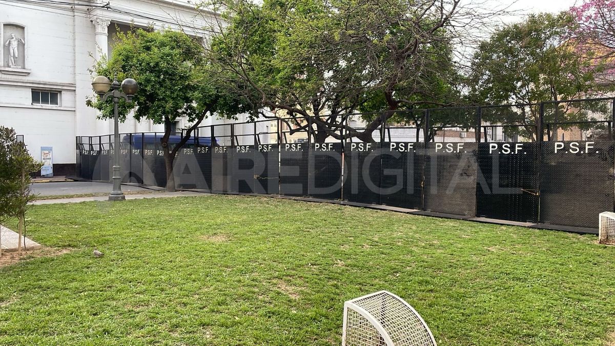 Reforma jubilatoria: la Legislatura amaneció vallada por la policía.&nbsp;