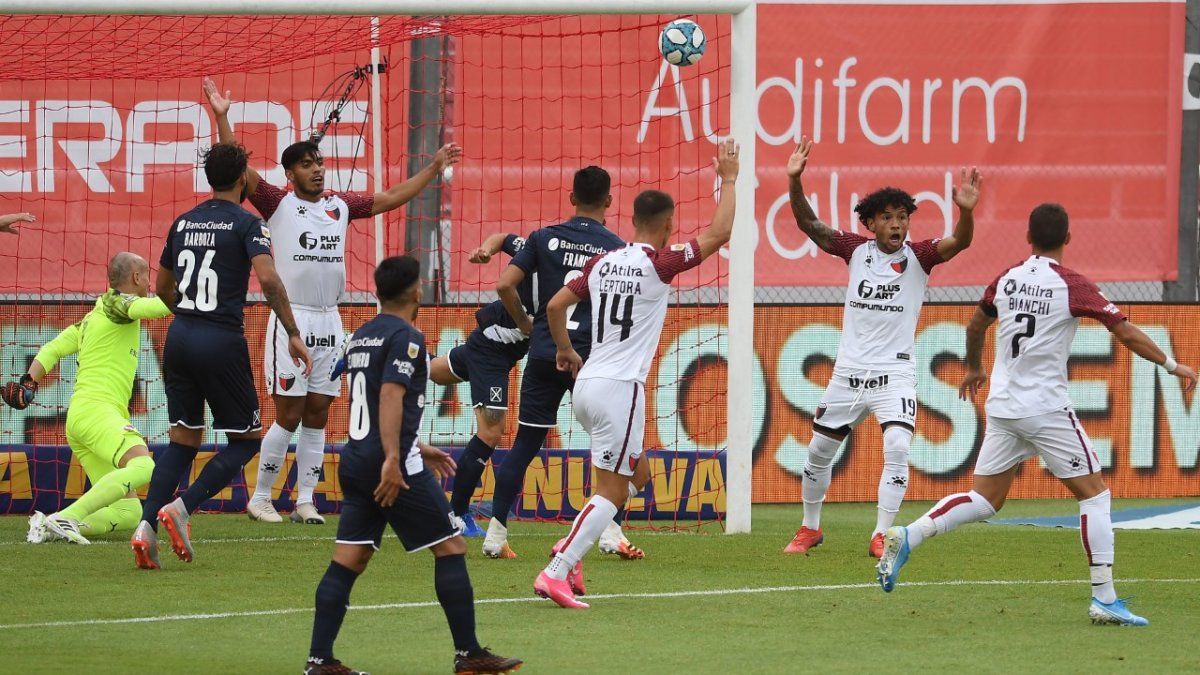 El momento del gol de Wilson Morelo que puso en ventaja a Colón sobre Independiente.