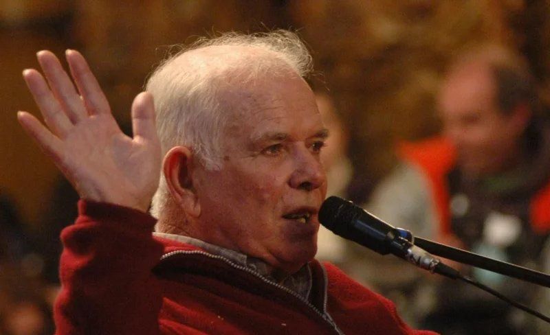 Los homenajes se iniciaron la noche del viernes con la proyección en la fachada de la sede de la Comisión Provincial por la Memoria del testimonio que el albañil brindo en ese juicio, cuando culpó por crímenes de lesa humanidad al expolicía bonaerense.